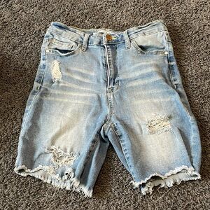 Lightly worn size 5/27 Celebrity Pink jean shorts